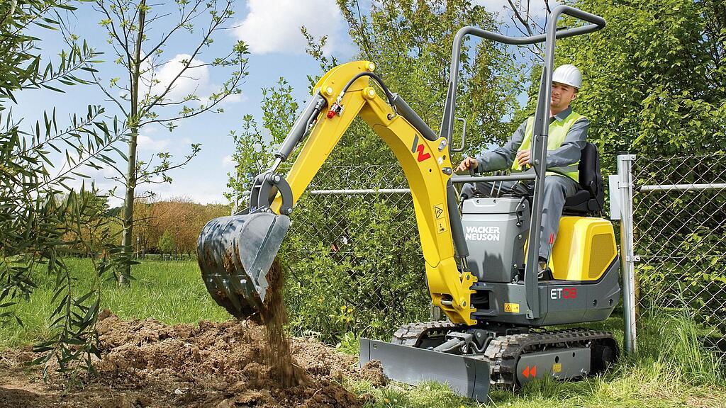 Wacker Neuson mini excavator ET08 in action