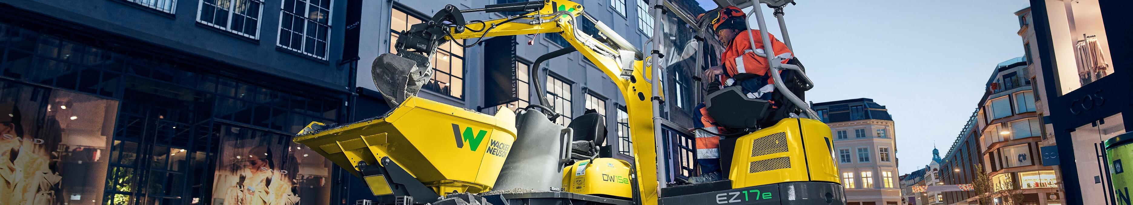 Wacker Neuson Zero Tail-graafmachine EZ17e in actie op een bouwplaats in de stad.
