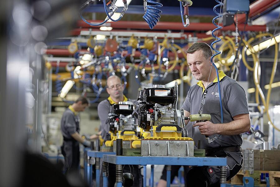Vervaardiging van een trilplaat voor bodemverdichting bij Wacker Neuson Reichertshofen. 