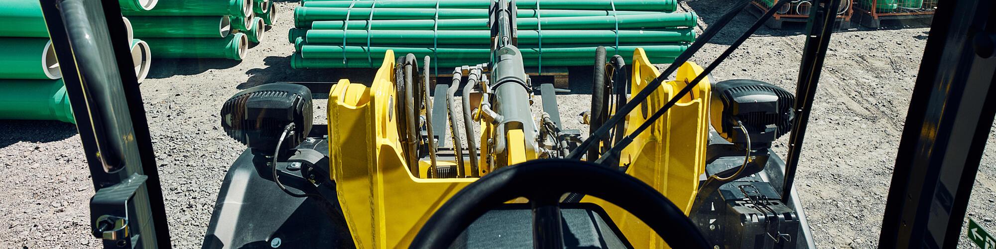 Geoptimaliseerd zicht in alle richtingen vanuit de bestuurderscabine van een krachtige wiellader van Wacker Neuson.