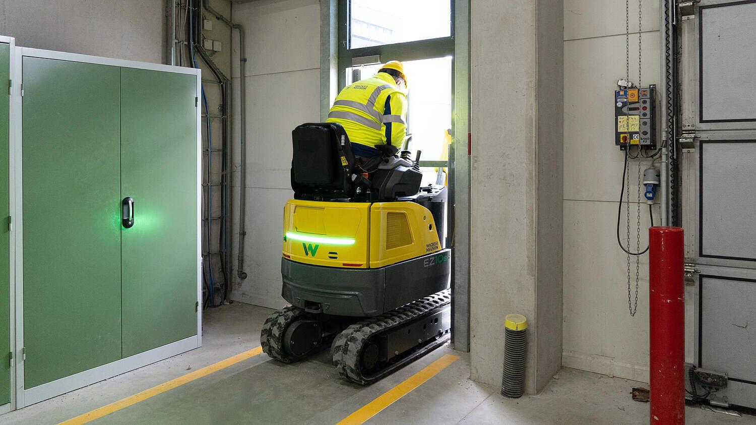 Slim, light and no emissions: The new EZ10e mini excavator from Wacker Neuson for a safe working environment in the most confined spaces.