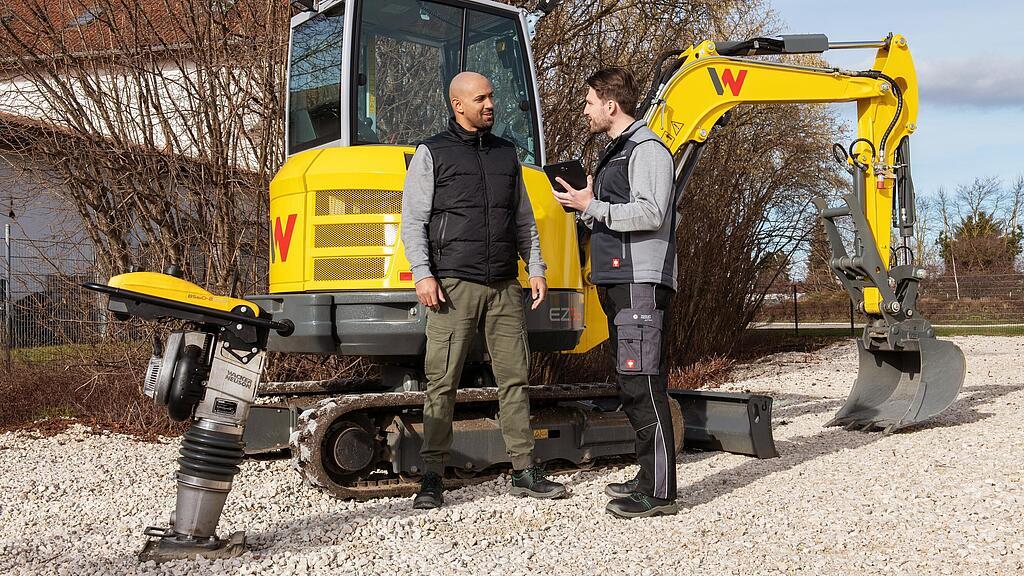 Wacker Neuson-medewerker adviseert klant over het WeCare-pakket voor Wacker Neuson-machines.