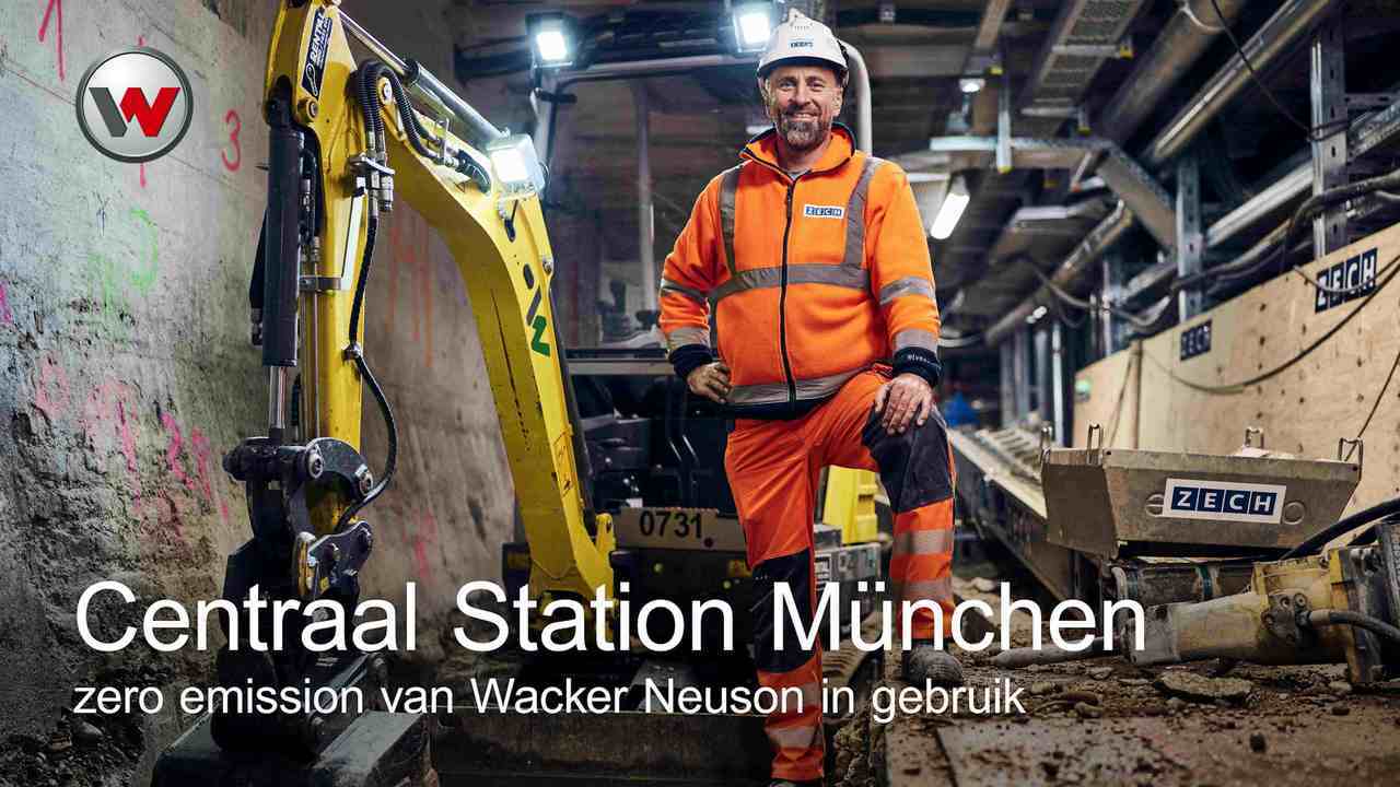 man die op een bouwplaats bij het centraal station van München staat