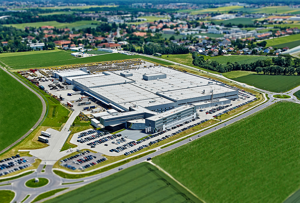 Luchtfoto van de Wacker Neuson productielocatie in Hörsching.